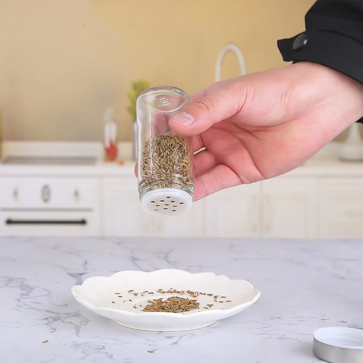 Dönebilen Stantlı 8 Adet Tezgah Üstü Baharat Seti